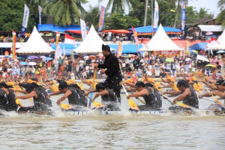 Festival Pacu Jalur Kuansing 2025 Resmi Dibuka, Wapres Gibran Lepas Hilir Perdana