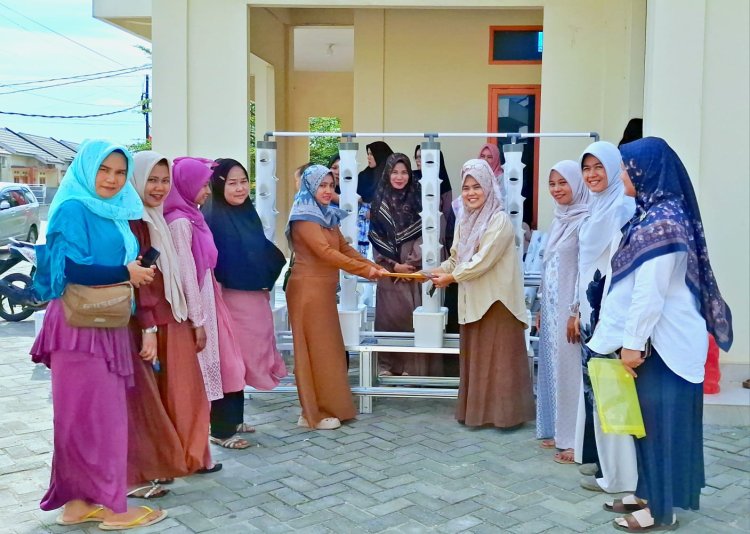 Hidroponik dan Pengolahan Limbah Rumah Tangga Guna Menunjang Green Economy Berbasis E-Commerce