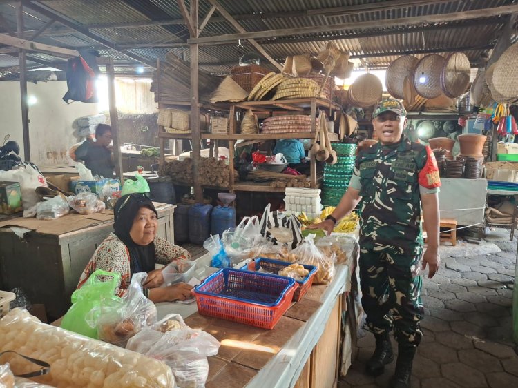 Babinsa Danukusuman Pantau Stabilitas Harga Sembako Pasar Harjodaksino
