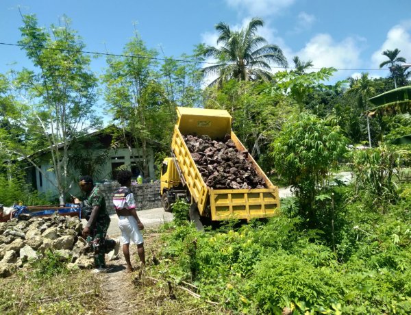TMMD Ke-128 Kodim 1801/Manokwari Drop Material di Tanah Rubuh