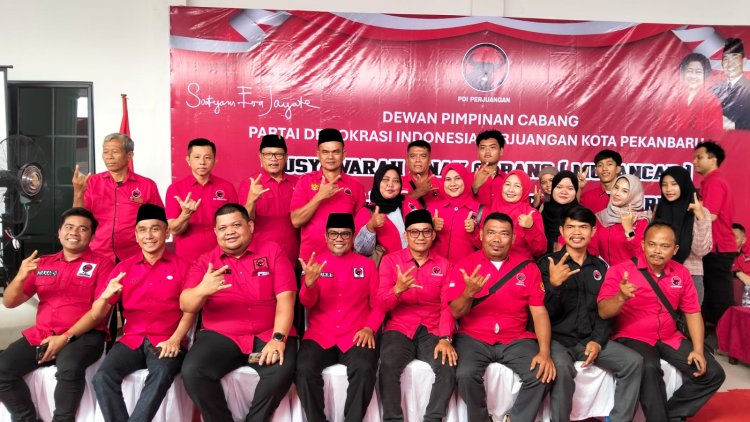 Zukri Misran Lantik 15 PAC PDIP Pekanbaru, Zakri Pimpin Marpoyan Damai