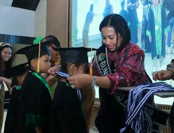 Bunda PAUD Dairi, Rita Puspita Vivkner Sinaga, Hadiri Pelepasan PAUD se-Kecamatan Siempat Nempu Hulu 