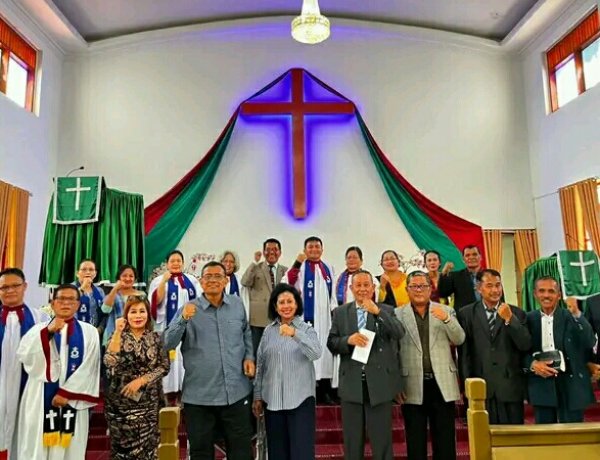 Bupati Dairi Beserta Ketua TP PKK Hadiri Ibadah Minggu Di GKPPD Resort Sidikalang