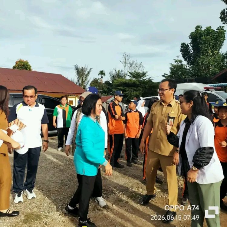 Dalam Gerakan Aksi Bergizi Di SMP Negeri 2 Siempat Nempu Hulu, Ketua TP PKK Dairi Turut Menghadiri