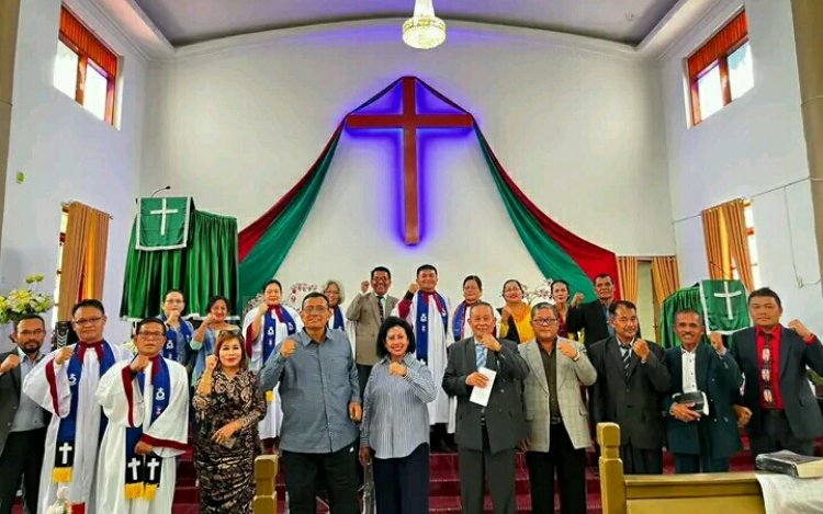 Bupati Dairi Beserta Ketua TP PKK Hadiri Ibadah Minggu Di GKPPD Resort Sidikalang
