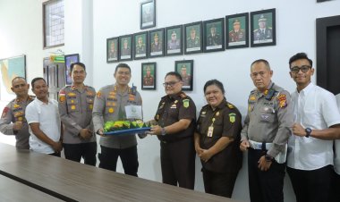 Hari Bhakti Adhyaksa, Kapolres Meranti Beri Kejutan Tumpeng ke Kejari
